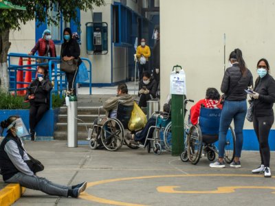 Des personnes attendent devant l'entrée des urgences de l'hôpital Alberto Sabogal, le 27 mai 2020 à Lima, au Pérou - ERNESTO BENAVIDES [AFP]