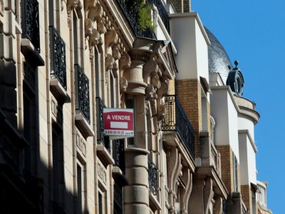 En plein essor depuis plusieurs années, le marché français du logement ancien est tombé à l'arrêt avec la crise du coronavirus - JACQUES DEMARTHON [AFP]