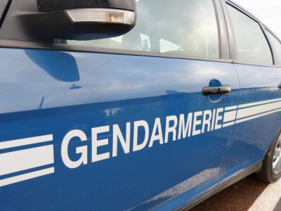 Les gendarmes de Seine-Maritime sont intervenus rapidement sur place et ont fermé la rue pour mener leurs investigations.