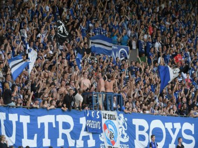 Les supporters ultras de Strasbourg affichent leur enthousiasme, lors de la réception de Lille au stade de la Meinau, le 13 août 2017 - PATRICK HERTZOG [AFP/Archives]