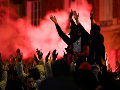 Les supporters du PSG chantent des slogans en l'honneur de leur équipe aux abords du Parc des Princes, le 11 mars 2020 - FRANCK FIFE [AFP/Archives]