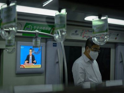 Un écran retransmet en direct dans le métro de Pékin une conférence de presse du Premier ministre Li Keqiang, le 28 mai 2020 - WANG Zhao [AFP]