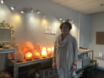 Aurélie Ferrari a ouvert une nouvelle boutique La semeuse de Pierres à Hérouville-Saint-Clair. Elle y vend notamment des lampes de sel. - Justine Tariel