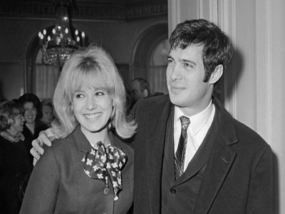 Guy Bedos et son épouse Sophie Daumier, le 19 février 1965 à Paris - - [AFP/Archives]