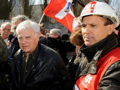 Guy Bedos (g) au côté du représentant CGT des ouvriers d'ArcelorMittal, Yves Fabbri, le 12 mars 2012 à Florange (Moselle) - JEAN-CHRISTOPHE VERHAEGEN [AFP/Archives]