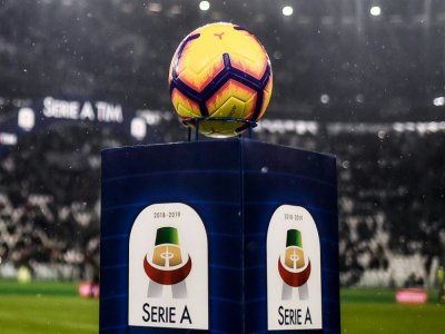 Journée décisive pour le football italien: à l'issue d'une réunion jeudi à 18h30, le ministre des Sports doit dire si la Serie A peut reprendre, près de trois mois après avoir été interrompue par la pandémie de coronavirus - Marco BERTORELLO [AFP/Archives]