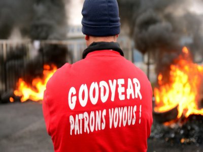 Un employé de l'usine Goodyear à Amiens-Nord manifeste contre le plan de licenciements le 18 novembre 2013 - Denis CHARLET [AFP/Archives]