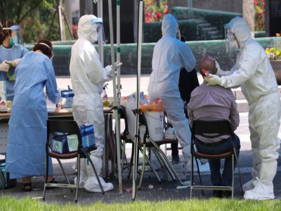 Des personnels médicaux testent des personnes au Covid-19, le 29 mai 2020 à Séoul, en Corée du Sud - - [YONHAP/AFP]