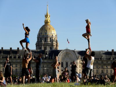 De l'acrobatie sur l'esplanade des Invalides à Paris, le 28 mai 2020 - Ludovic MARIN [AFP]