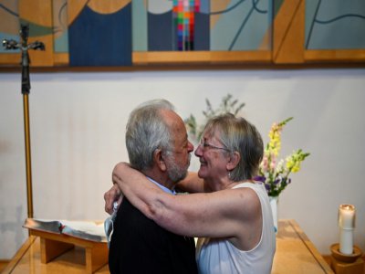 Linda Delk et Ardell Hoveskeland se marient à Alexandria, le 28 mai 2020 en Virginie - ANDREW CABALLERO-REYNOLDS [AFP]