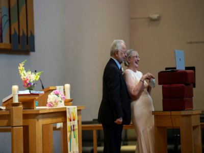 Linda Delk et Ardell Hoveskeland se marient à Alexandria, le 28 mai 2020 en Virginie - ANDREW CABALLERO-REYNOLDS [AFP]