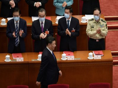 Le président Xi Jinping est applaudi lors de la séance de clôture d'une session du Parlement à Pékin, le 28 mai 2020 - NICOLAS ASFOURI [AFP]