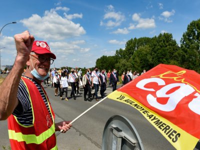 Rassemblement de salariés et d'élus le 26 mai 2020 à Feignies, près de Maubeuge, contre le transfert des activités d'assemblage de Renault vers Douai - Thomas LO PRESTI [AFP/Archives]