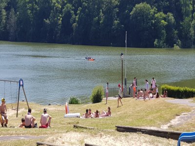 Venez étendre votre serviette et bronzer au bord du lac de Rabodanges !