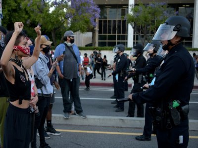 Manifestants et police face à face à Los Angeles le 27 mai 2020, après la mort de George Floyd - Agustin PAULLIER [AFP]