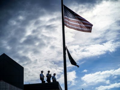 Des policiers sur le toit d'un commissariat à Minneapolis, le 27 mai 2020 - kerem yucel [AFP]
