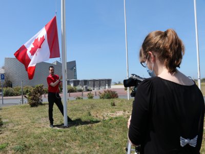 Au centre Juno Beach de Courseulles-sur-Mer, un nouveau programme de donations, qui consiste à faire flotter le drapeau canadien dans le ciel normand, vient d'être lancé. Là aussi, partagé sur les réseaux sociaux.