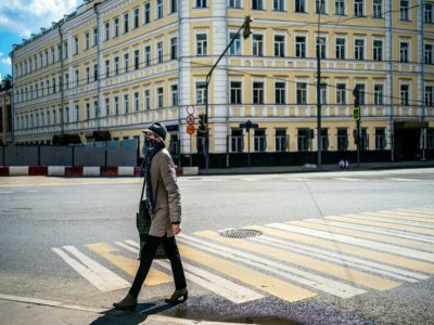 Une Moscovite traverse une avenue de la capitale russe, le 28 mai 2020 - Dimitar DILKOFF [AFP]