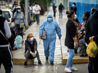 Devant les urgences de l'hôpital Alberto Sabogal à Lima, le 27 mai 2020 - ERNESTO BENAVIDES [AFP/Archives]