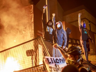 Des manifestants devant le commissariat de Minneapolis en feu, le 28 mai 2020 - Kerem Yucel [AFP]