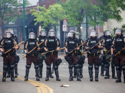 Des policiers anti-émeutes déployés dans la ville américaine de Minneapolis vendredi 29 mai 2020 après une troisième nuit de violences - Kerem Yucel [AFP]