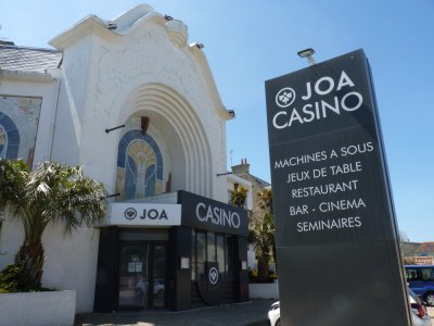 Le casino de Saint-Aubin-Sur-Mer avait dû fermer ses portes le samedi 14 mars. L'établissement rouvre le 2 juin, seulement les machines à sous et les jeux électroniques. - Léona Bisegna