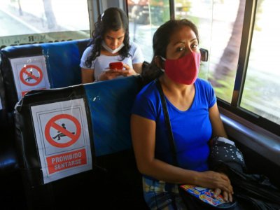 Des passagers à bord d'un autobus à Moche, La Libertad, dans le nord du Pérou, le 29 mai 2020 - Celso Roldan [AFP]