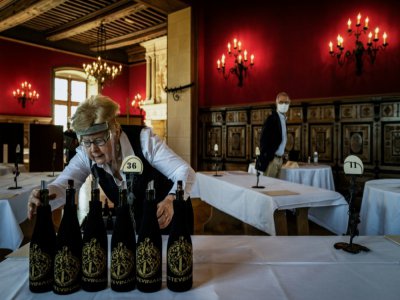 Préparation de la dégustation des vins, au château du Clos de Vougeot, le 29 mai 2020 - JEFF PACHOUD [AFP]