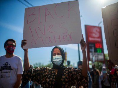 Une manifestante à Minneapolis, le 29 mai 2020, protestant contre la mort d'un homme noir lors de son interpellation par la police - Kerem Yucel [AFP]