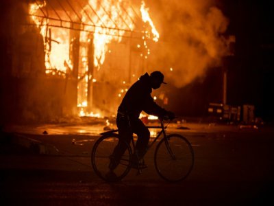 Une station essence incendiée à Minneapolis le 29 mai 2020 - Stephen Maturen [GETTY IMAGES NORTH AMERICA/AFP]