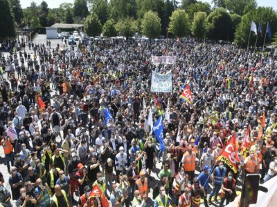 Des salariés et syndicalistes de Renault manifestent devant l'usine de Maubeuge, le 30 mai 2020 - FRANCOIS LO PRESTI [AFP]