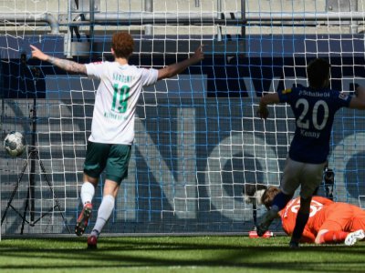 Le milieu de Brême, Leonardo Bittencourt, marque le but de la victoire lors du match de Bundesliga, à Schalke, le 30 mai 2020 - Bernd Thissen [POOL/AFP]