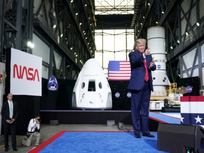 Le président américain après le décollage de la fusée SpaceX Falcon 9 et de la capsule Crew Dragon, au centre spatial Kennedy, le 30 mai 2020 en Floride - MANDEL NGAN [AFP]