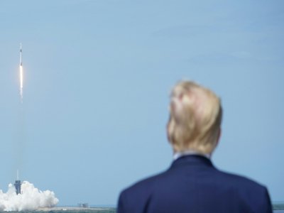 Le président américain Doanld Trump assiste au lancement de la fusée SpaceX depuis le Centre spatial Kennedy, le 30 mai 2020 en Floride - MANDEL NGAN [AFP]