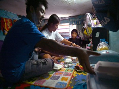 La famille Noidee, durement touchée par le confinement dû au coronavirus, partage un repas fourni par l'aide alimentaire, le 28 mai 2020 à Bangkok - Romeo GACAD [AFP]