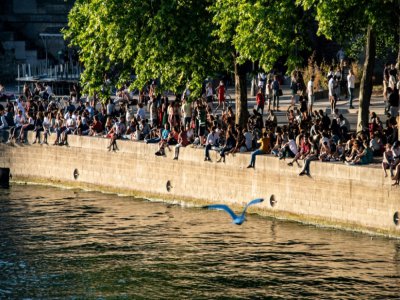 Des personnes prennent le soleil sur les berges de la Seine, le 30 mai 2020 à Paris - BERTRAND GUAY [AFP]