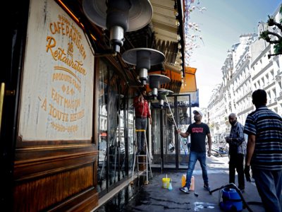 Nettoyage de la terrasse d'un café, le 29 mai 2020 à Paris - THOMAS COEX [AFP]