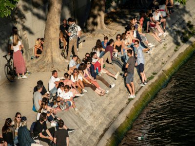 Des personnes prennent le soleil sur les berges de la Seine, le 30 mai 2020 à Paris - BERTRAND GUAY [AFP]