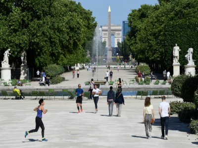 Joggeurs et promeneurs au jardin des Tuileries, le 31 mai 2020 à Paris - BERTRAND GUAY [AFP]