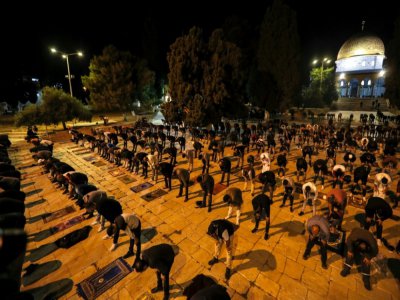 Des Palestiniens prient dans l'enceinte de la mosquée al-Aqsa, le 31 mai 2020 à Jérusalem - AHMAD GHARABLI [AFP]
