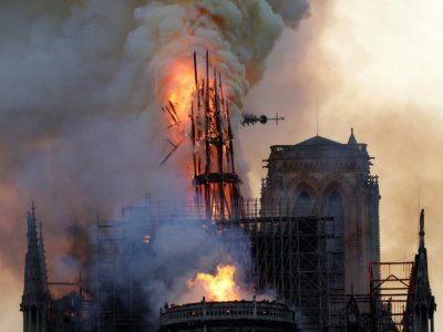 La flèche de Notre-Dame, en flammes, s'effondre pendant un terrible incendie qui a ravagé la cathédrale, le 15 avril 2029 à Paris - Geoffroy VAN DER HASSELT [AFP/Archives]