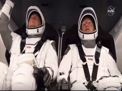 Bob Behnken et Doug Hurley le 30 mai 2020, à bord de Crew Dragon - - [NASA TV/AFP]