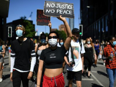 Des centaines de personnes manifestent, le 31 mai 2020, à Londres pour protester contre la mort aux Etats-Unis d'un Afro-américain de 46 ans, George Floyd, après avoir été arrêté par la police - DANIEL LEAL-OLIVAS [AFP]