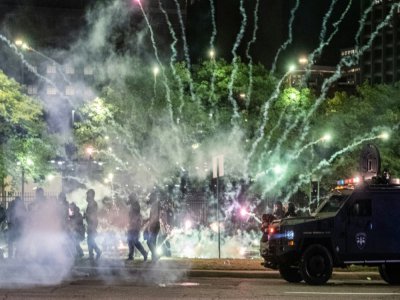 Des bonbonnes de gaz explosent à Detroit (nord des Etats-Unis) près du siège de la police locale lors d'une deuxième nuit d'émeutes le 30 mai 2020. - SETH HERALD [AFP]