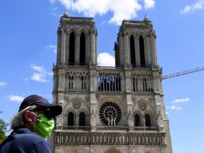 Un passant devant Notre-Dame, qui a rouvert son parvis le 31 mai 2020 - ALAIN JOCARD [AFP]