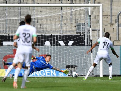 L'attaquant français Alassane Pléa (d) marque le 4e but de Mönchengladbach lors de la réception de l'Union Berlin, en Bundesliga, le 31 ai 2020 - Martin Meissner [POOL/AFP]