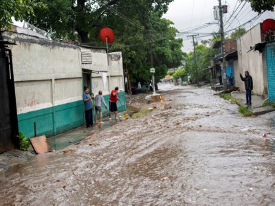 Une rue inondée après le passage de la tempête tropicale Amanda à San Salvador, le 31 mai 2020 - Yuri CORTEZ [AFP]
