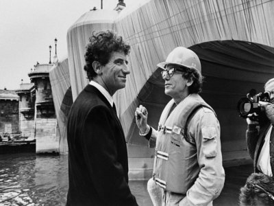 L'artiste-plasticien Christo (D) avec l'ex-ministre français de la Culture Jack Lang, le 18 septembre 1985 à Paris - Wolf VOLZ [AFP/Archives]