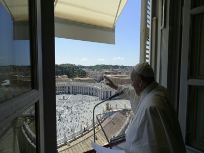 Photo prise et diffusée par le Vatican montrant le pape qui dirige la prière dominicale sur la place Saint-Pierre à Rome, le 31 mai 2020 - Handout [VATICAN MEDIA/AFP]