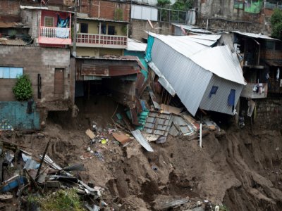 Un quartier de San Salvador dévasté par la tempête Amanda, le 31 mai 2020 - Yuri CORTEZ [AFP]